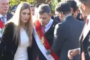 Presidente del Senado se descompensa en acto oficial en Tarija y es evacuado de emergencia